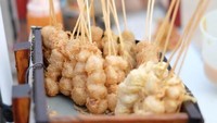 Jualan pakai gerobak di atas sepeda, Cilor Zaenal ini berada di Duren Sawit. Rasanya enak, karena pakai bumbu bubuk juga. Harganya dari Rp 1.000 per tusuk. Foto: Pool/Site/Pinterest