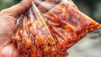 Melipir sedikit ke Pondok Gede, ada gerobak Cilor Kang Asep yang laris manis karena rasa acinya yang kenyal dan gurih. Harganya terjangkau dari Rp 1.000 saja. Foto: Pool/Site/Pinterest