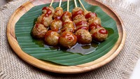 Di daerah Palmerah, ada gerobak jajanan namanya Cilor Melet dan Telor Gulung. Cilor digoreng hingga garing, bisa ditambahkan sosis hingga daun bawang. Harganya dari Rp 1.000 saja per buah. Foto: Pool/Site/Pinterest