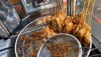  Di Cilor Cpp yang ada di Matraman, cilor digoreng menggunakan cetakan atau bisa disajikan seperti sate, kemudian diaduk dengan bumbu dan saus baru disajikan. Harga cilor dihitung per cetakan, sekitar Rp 1.000 saja. Foto: Pool/Site/Pinterest
