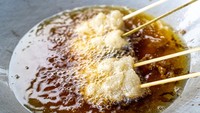 Jualan pakai gerobak, Cilor Cempaka ini biasa jualan di Jalan Cempaka Baru III di Kemayoran. Selain jualan cilor yang digoreng dadakan, tersedia juga telor gulung. Harganya Rp 1.000 saja. Foto: Pool/Site/Pinterest
