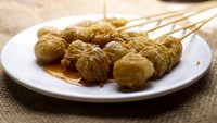 Cilor Kosambi ini letaknya di Duri Kosambi, Jakarta Barat. Menjual cilor enak dengan harga murah sekitar Rp 1.000 per buah. Tersedia juga jajanan seperti burger murah sampai hot dog ekonomis. Foto: Pool/Site/Pinterest