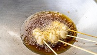 Kalau sedang ada di Matraman, Kedai Cilor Kayu Manis 4 ini cukup terkenal dengan jajanan cilornya yang enak. Ada maklor sampai takoyaki seblak. Harga cilornya murah mulai dari Rp 1.000 saja. Foto: Pool/Site/Pinterest