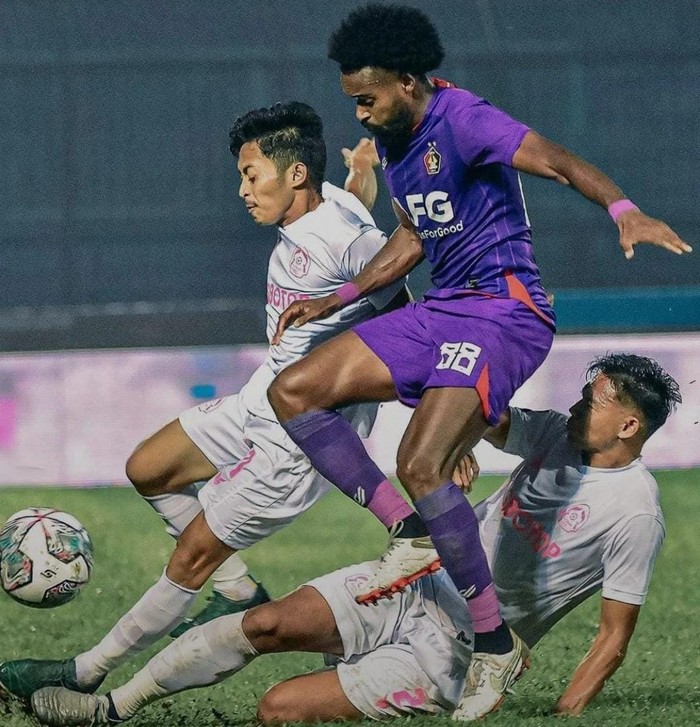 Pemain Persikabo, Aji Kurniawan berduel dengan pemain Persik Kediri.