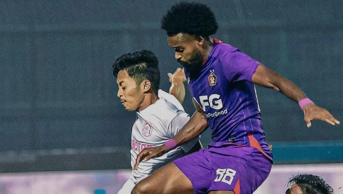 Pemain Persikabo, Aji Kurniawan berduel dengan pemain Persik Kediri.