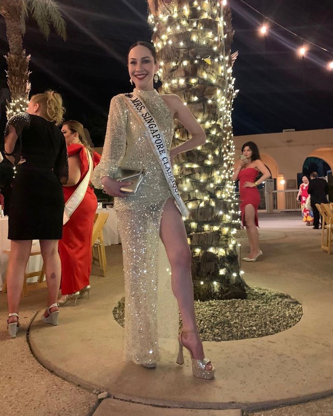 Aku merasakan kesenangan, kebahagiaan, dan sukacita dikelilingi wanita cantik dan berdaya. Aku terinspirasi untuk melangkah lagi dan ikut kontes kecantikan sebagai jadi nyonya, kata Angela.Foto: Instagram Angela Lee Pickard