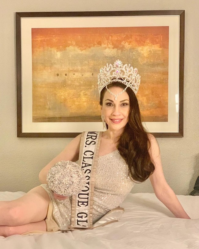 Pada 1998 Angela Lee memutuskan untuk jadi ibu rumah tangga. Wanita yang sebelumnya berprofesi sebagai pramugari Singapore Airlines tersebut menikah dengan seorang pilot kemudian memiliki dua putri. Keluarga mereka sempat tinggal di Malaysia, Abu Dhabi Inggris sebelum akhirnya kembali ke Singapura tahun ini. Foto: Instagram Angela Lee Pickard