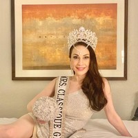 Pada 1998 Angela Lee memutuskan untuk jadi ibu rumah tangga. Wanita yang sebelumnya berprofesi sebagai pramugari Singapore Airlines tersebut menikah dengan seorang pilot kemudian memiliki dua putri. Keluarga mereka sempat tinggal di Malaysia, Abu Dhabi Inggris sebelum akhirnya kembali ke Singapura tahun ini. Foto: Instagram Angela Lee Pickard