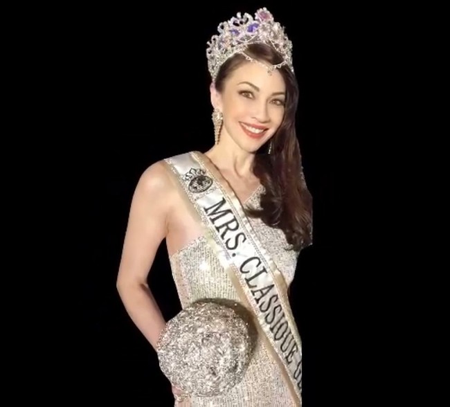 Angela Lee memenangkan ajang Mrs Classique Globe 2022 yang berlangsung di Los Angeles, AS  beberapa waktu lalu. Sebelumnya ia cukup sering berpartisipasi dalam kontes kecantikan tapi berhenti pada 1994 setelah mewakili negaranya di ajang Miss World 1994. Foto: Instagram Angela Lee Pickard