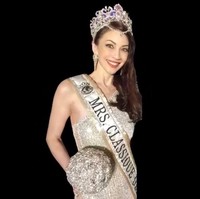 Angela Lee memenangkan ajang Mrs Classique Globe 2022 yang berlangsung di Los Angeles, AS  beberapa waktu lalu. Sebelumnya ia cukup sering berpartisipasi dalam kontes kecantikan tapi berhenti pada 1994 setelah mewakili negaranya di ajang Miss World 1994. Foto: Instagram Angela Lee Pickard