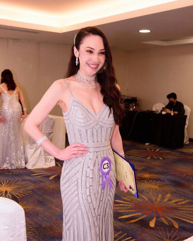 Angela Lee Pickard adalah Miss Singapore World 1994 yang kembali ikut ajang kecantikan. Ia pun membuktikan bahwa usia tidak menjadi penghalang untuk tampil di panggung. Setelah absen dari dunia pageant selama 28 tahun, ia sukses memenangkan sebuah kontes global dan menyandang gelar Mrs Classique Globe pertama dari negaranya.Foto: Instagram Angela Lee Pickard