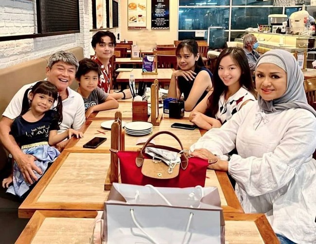 Betharia Sonata pernah menikah dengan Willy Dozan pada tahun 1990. Namun kini keduanya sudah resmi bercerai. Walaupun sempat berseteru, namun kini Betharia Sonata tampak sudah kembali akrab dengan Willy Dozan dan istri barunya. Foto: Instagram/willydozan777