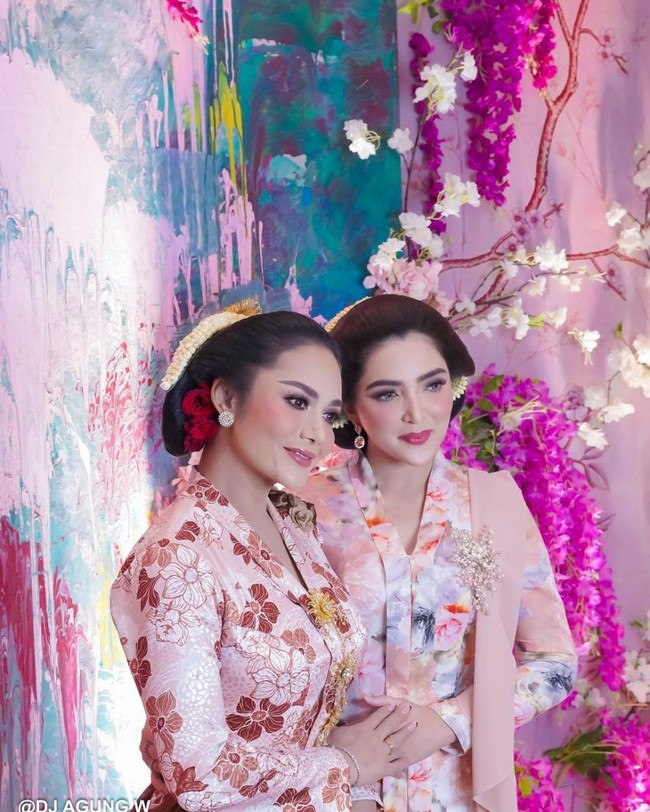 Kalau yang satu ini pasti wajahnya sudah tidak asing lagi. Walaupun sudah bercerai dan sama-sama sudah menikah lagi, namun hubungan baik aantara Krisdayanti dan keluarga Anang Hermansyah masih tetap terjaga. Krisdayanti bahkan cukup dekat dengan istri baru mantan suaminya, Ashanty. Foto: Instagram/ashanty_ash