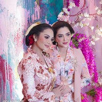 Kalau yang satu ini pasti wajahnya sudah tidak asing lagi. Walaupun sudah bercerai dan sama-sama sudah menikah lagi, namun hubungan baik aantara Krisdayanti dan keluarga Anang Hermansyah masih tetap terjaga. Krisdayanti bahkan cukup dekat dengan istri baru mantan suaminya, Ashanty. Foto: Instagram/ashanty_ash