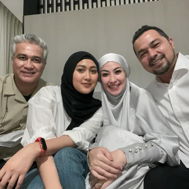 Sebelum menikah dengan Sultan Djorghi, Annisa Trihapsari pernah menikah dengan Adjie Pangestu. Namun keduanya bercerai dan telah sama-sama kembali menikah lagi. Bersama dengan pasangan barunya masing-masing, Annisa dan Adjie pun masih terlihat akrab. Foto: Instagram/adjiepangestu