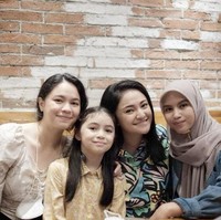 Ketika menikah dengan Ben Kasyafani, Marshanda dikaruniai seorang putri. Kini walaupun keduanya sudah bercerai namuun Marshanda masih menjaga hubungan baik dengan mantan suami dan juga istri barunya tersebut. Foto: Instagram/nesyanabila