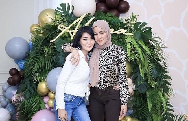 Akrab bak kakak adik, begini potret Olla Ramlan bersama istri baru dari mantan suaminya, Alex Tian. Sama-sama cantik, keduanya terlihat lebih mirip kakak adik ya saat berfoto bersama seperti ini? Foto: Instagram/melinatian
