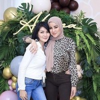 Akrab bak kakak adik, begini potret Olla Ramlan bersama istri baru dari mantan suaminya, Alex Tian. Sama-sama cantik, keduanya terlihat lebih mirip kakak adik ya saat berfoto bersama seperti ini? Foto: Instagram/melinatian