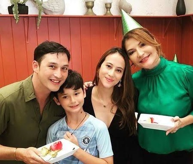 Usai bercerai dari Tamara Bleszynski, Mike Lewis kini diketahui telah menikah lagi dengan wanita cantik bernama Janissa Pradja. Demi anak, Mike dan Tamara pun masih berhubungan baik. Bahkan Tamara juga terlihat cukup akrab dengan istri baru Mike Lewis tersebut. Foto: Instagram/mike_lewis