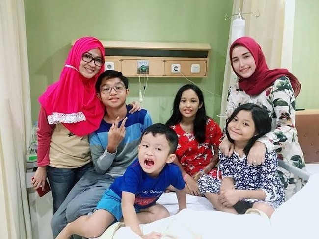 Begini potret keakraban mantan istri Pasha Ungu, Okie Agustina dengan istrinya saat ini, Adelia Wilhelmina. Keduanya tampak saling jenguk saat ada anggota keluarga yang sakit. Foto: Instagram/adeliapasha