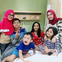 Begini potret keakraban mantan istri Pasha Ungu, Okie Agustina dengan istrinya saat ini, Adelia Wilhelmina. Keduanya tampak saling jenguk saat ada anggota keluarga yang sakit. Foto: Instagram/adeliapasha