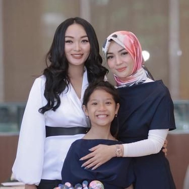 Sebelum menikah dengan Zaskia Gotik, Sirajuddin Mahmud Bambang sudah terlebih dahulu menikah dengan Imel Putri. Namun rumah tangga Sirajuddin dan Imel berujung perceraian. Kini Sirajuddin telah kembali menikah dengan Zaskia Gotik. Imel dan Zaskia sendiri tampak cukup akrab. Foto: Instagram/zaskia_gotix