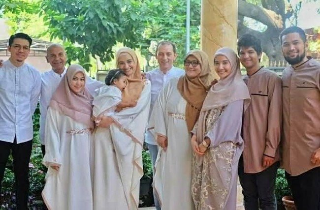 Selanjutnya ada Fanny Bauty yang tetap menjalin hubungan baik dengan mantan suaminya, Mark Sungkar dan istri barunya. Sama-sama sudah memiliki pasangan baru, Fanny dan Mark terlihat kompak berkumpul bersama anak-anak mereka. Foto: Instagram/shireensungkar