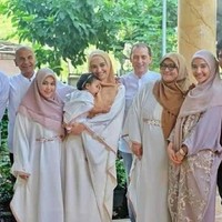Selanjutnya ada Fanny Bauty yang tetap menjalin hubungan baik dengan mantan suaminya, Mark Sungkar dan istri barunya. Sama-sama sudah memiliki pasangan baru, Fanny dan Mark terlihat kompak berkumpul bersama anak-anak mereka. Foto: Instagram/shireensungkar