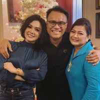 Yuni Shara sebelumnya pernah menikah dengan Henry Siahaan. Namun sayang ruumah tangga keduanya harus berakhir di tahun 2008. Setelah berpisah dari Yuni, Henry telah kembali menikah dengan seorang wanita. Walaupun demikian hubungan Yuni dan Henry masiih baik. Bahkan Yuni tampak cukup akrab dengan istri baru mantan suaminya itu. Foto: Instagram/afni2710