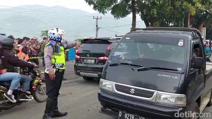 Arus lalin di sekitar area pemakaman Eril.