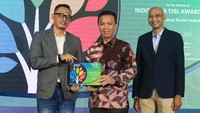 (Kiri-kanan) Founder & CEO The Iconomics, Bram S. Putro, Direktur Kepatuhan, SDM dan Manajemen Risiko Askrindo, Kun Wahyu Wardana dan Pemimpin Redaksi The Iconomics, Arif Hatta.