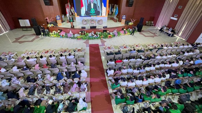 Ribuan mahasiswa dan dosen muda dari Perguruan Tinggi Agama Islam Negeri (PTKIN) dan Perguruan Tinggi Agama Islam Swasta (PTKIS) regional Indonesia Timur hadir secara offline dan online dalam seminar nasional Indonesia Emas yang dilaksanakan di Auditorium UIN Alauddin Makassar, Senin (13/6/2022).