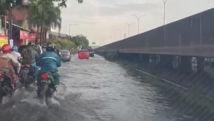 Banjir di jalan depan perumahan Pondok Candra Indah Sidoarjo