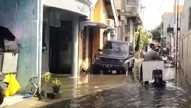 Banjir di jalan depan perumahan Pondok Candra Indah Sidoarjo