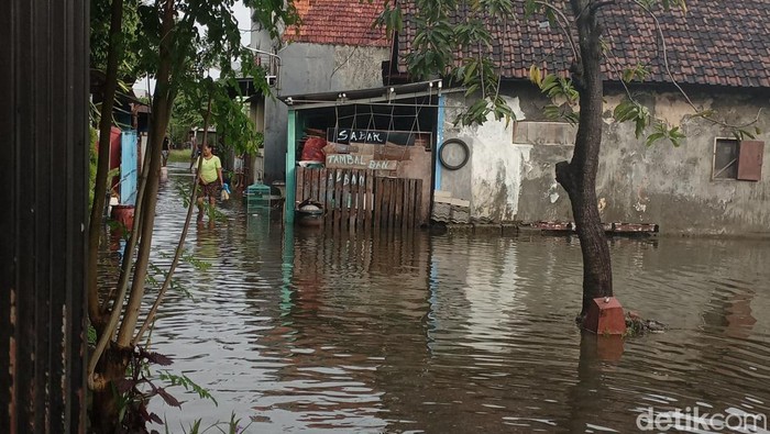 Banjir di kawasan Rungkut Surabaya yang sempat setinggi lutut orang dewasa