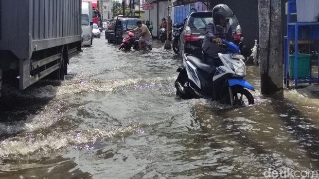 Banjir di kawasan Wadungasri, Jalan Letjen Suprapto, Kepuhkiriman, Waru, Sidoarjo