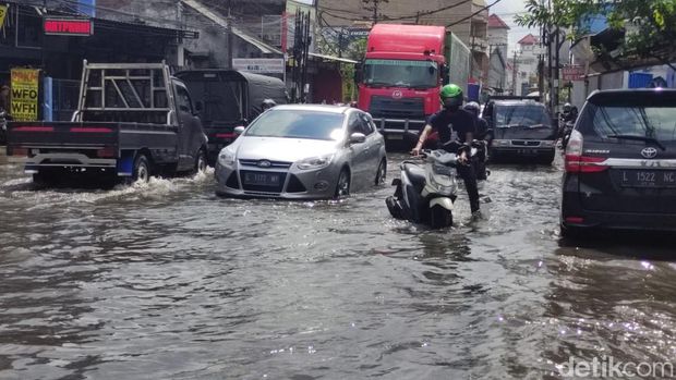 Banjir di kawasan Wadungasri, Jalan Letjen Suprapto, Kepuhkiriman, Waru, Sidoarjo