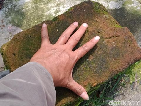 Batu bata kuno yang ditemukan para pembuat batu bata di Desa Mranggen, Jatinom, Klaten. Foto diambil pada Sabtu (12/6/2022).