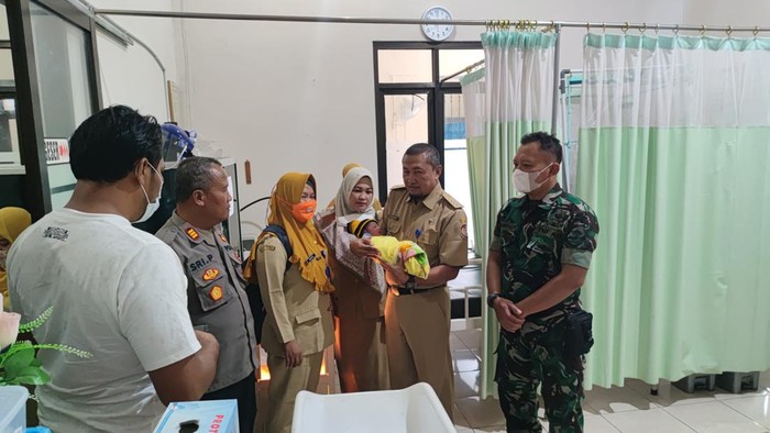Bayi yang ditemukan di teras warga saat ini dibawa ke Puskemas Karangpandan, Karanganyar, Senin (13/6/2022).