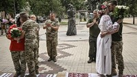 Lyuta bertemu dengan suaminya, Volodymyr Mykhalchuk, 28, dua bulan lalu di medan pertempuran. Mereka sebenarnya tinggal berjarak 5 kilometer di wilayah Vinnytska namun tidak akan bertemu jika tidak ada invasi Rusia.  