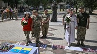Salah satu pengantin perempuan, Khrystyna Lyuta, 23, memilih mengenakan celana militer dan sepatu tentara serta blus tradisional Ukraina berwarna merah yang dihiasi sulaman bunga.  