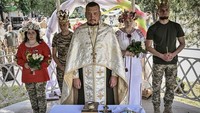 Kedua pasangan itu menikah secara tradisional dan dilanjutkan dengan pemberkatan secara Kristen Orthodox di hari yang penting dalam kalender gereja, perayaan Tritunggal Maha Kudus.   
