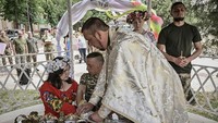 Pastor yang memimpin pernikahan mereka, Yuriy Zdebskiy mengatakan bahwa pernikahan kali ini merupakan yang pertama di antara prajurit selama invasi Rusia sejak 24 Februari lalu.  