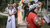 Dua pasangan muda saling mengikat janji di Kota Druzhkivka, 40 kilometer dari garis depan pertempuran.  Keduanya  bertemu saat bertugas di garis terdepan perang melawan Rusia.