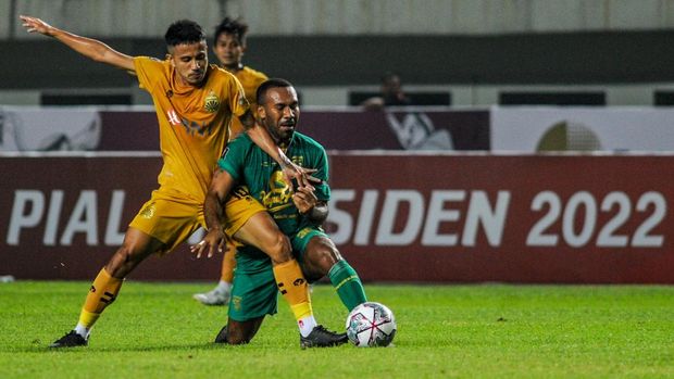 Pesepak bola Bhayangkara FC Finky Pasamba (kiri) berebut bola dengan pesepak bola Persebaya Surabaya Michael Rumere (kanan) pada pertandingan Group C Piala Presiden 2022 di Stadion Gelora Bandung Lautan Api, Bandung, Jawa Barat, Senin (13/6/2022). ANTARA FOTO/Raisan Al Farisi/tom.