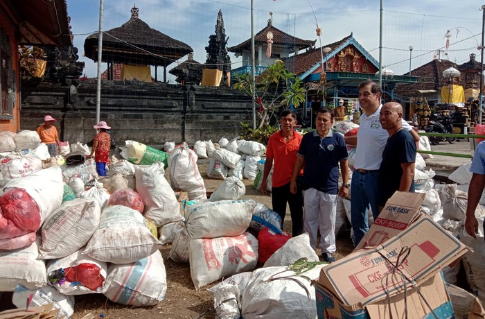 Bijak Mengelola Sampah dan Perilaku Hidup Sehat PT Anugerah Pharmindo Lestari (APL) menyambut Hari Lingkungan Hidup Sedunia berkolaborasi dengan The Plastic Exchange untuk menghidupkan gerakan ramah lingkungan lewat program edukasi mengelola sampah rumah tangga.