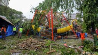 Penampakan pohon beringin yang tumbang menimpa wahana bermain pasar malam yang ada di Lapangan Denggung, Sleman, Yogyakarta, Senin (13/6/2022).