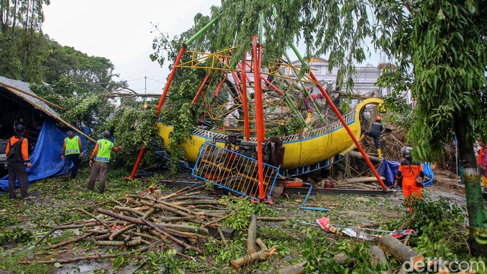 Hujan deras disertai angin menyebabkan pohon beringin tumbang di Lapangan Denggung, Sleman, Yogyakarta. Diketahui, tak ada korban jiwa akibat pohon tumbang itu.