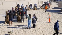 Sensasi menaiki unta tak cuma bisa ditemukan di negara Timur Tengah. Para traveler dari Indonesia juga bisa lho menjajal pengalaman menaiki unta di Australia.