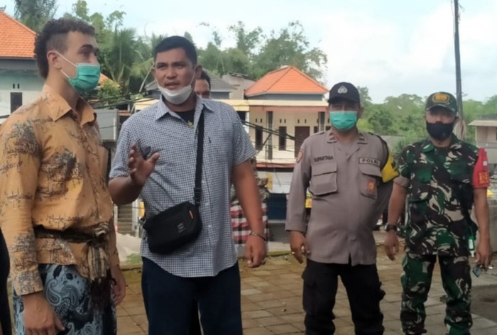 Bule yang memanjat Beringin di kuburan Desa Adat Kelaci Kelod, Samuel Lockton (kiri), datang saat upacara mareresik yang dilakukan prajuru Desa Adat Kelaci Kelod, Desa Abiantuwung, Kecamatan Kediri, pada Senin (13/6/2022).